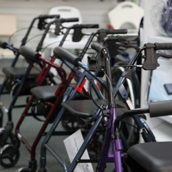 Alquiler sillas de ruedas y caminadores