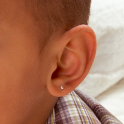 Colocación de pendientes en bebés y adultos