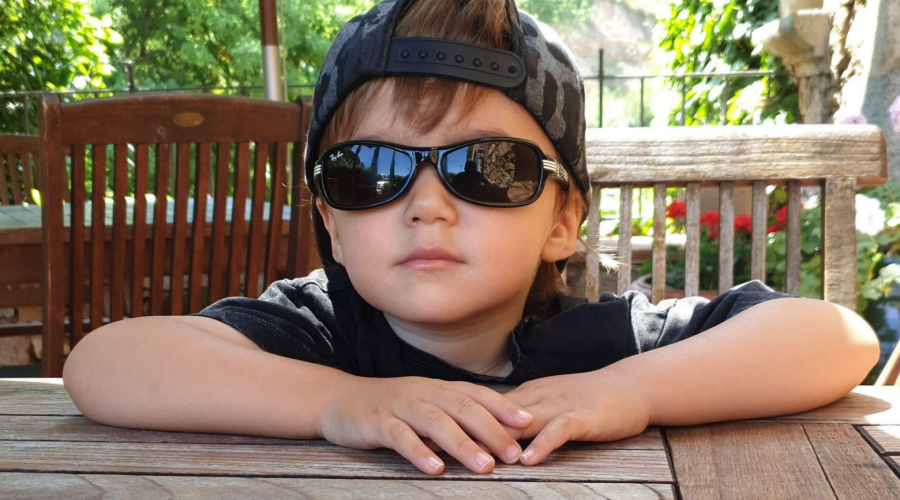 La exposició al sol i l'importància de la protecció ocular als nens