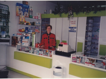 Adela Ripoll (1922-2016) en la nueva farmacia